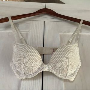 Victoria’s Secret White Lace Push-up Bra 34 B